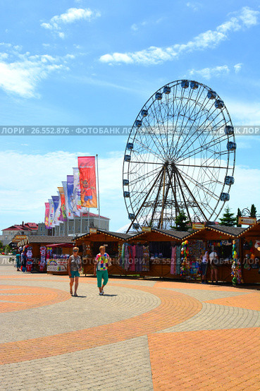 SOCHI, RUSSIA - June 18, 2017: Ferris wheel in Sochi Park, which entered the TOP-25 of the best parks in Europe in 2016. Редакционное фото, фотограф Анна Мартынова / Фотобанк Лори