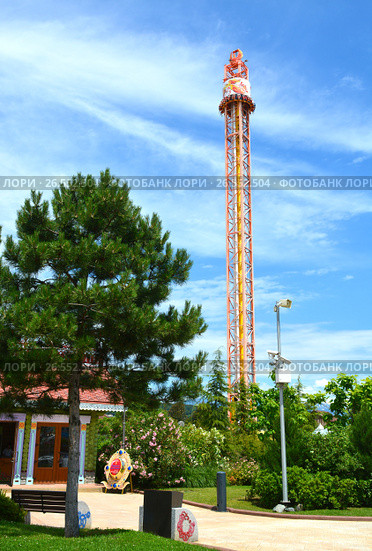 SOCHI, RUSSIA – June 18, 2017: Tower of Free-fall "Fire-bird" in Sochi Park, which entered the TOP-25 of the best parks in Europe in 2016. Редакционное фото, фотограф Анна Мартынова / Фотобанк Лори