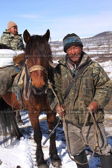 Сойот туземец Саянских гор  с лошадью (2014 год). Редакционное фото, фотограф Александр Алексеевич Миронов / Фотобанк Лори
