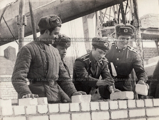 Солдаты-курсанты военно-строительных войск на практических занятиях. Старая чёрно-белая фотография времён СССР 1970-х годов. Редакционная иллюстрация, иллюстратор александр афанасьев / Фотобанк Лори