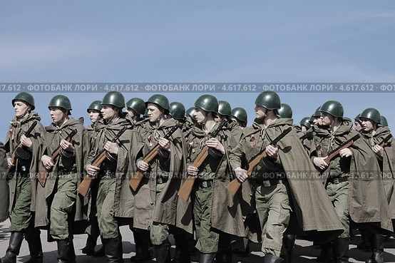 Солдаты в форме времен Великой Отечественной. Парад 9 Мая (2013 год). Редакционное фото, фотограф Копылова Ольга Васильевна / Фотобанк Лори