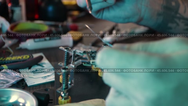 Soldering FPV Drone Motor Wires to ESC. Стоковое видео, видеограф Поскребышев Михаил / Фотобанк Лори