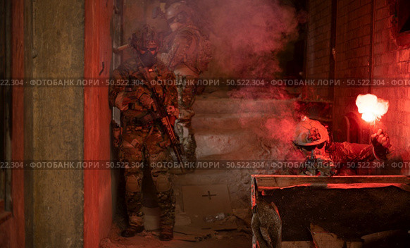 Soldier in anti-terrorist warfare in a dark building, Anti-terrorist operation training on the battlefield. Стоковое фото, агентство Ingram Publishing / Фотобанк Лори