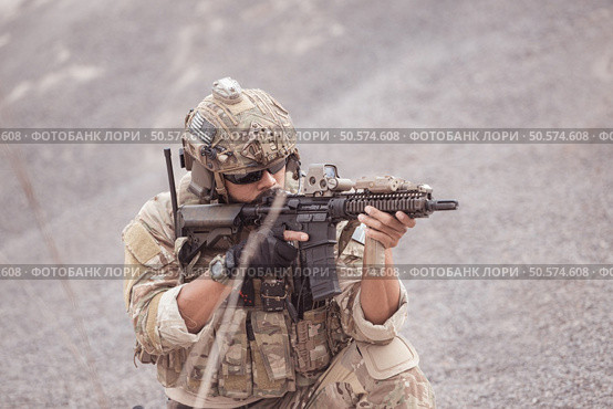 Soldiers in camouflage military uniforms carrying weapons, Reconnaissance missions in rugged mountains, Assault infantry battle training. Стоковое фото, агентство Ingram Publishing / Фотобанк Лори