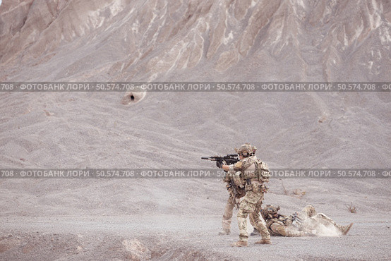 Soldiers in camouflage military uniforms carrying weapons, Reconnaissance missions in rugged mountains, Assault infantry battle training. Стоковое фото, агентство Ingram Publishing / Фотобанк Лори