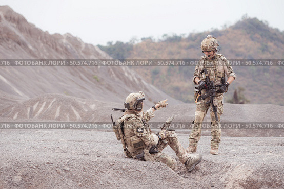 Soldiers in camouflage military uniforms carrying weapons, Reconnaissance missions in rugged mountains, Assault infantry battle training. Стоковое фото, агентство Ingram Publishing / Фотобанк Лори