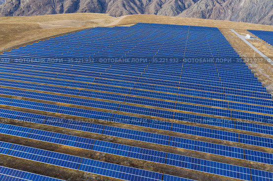 Солнечная электростанция в горном Алтае. Вид с воздуха. Solar power plant in the Altai Mountains. Aerial view. Стоковое фото, фотограф Евгений Романов / Фотобанк Лори