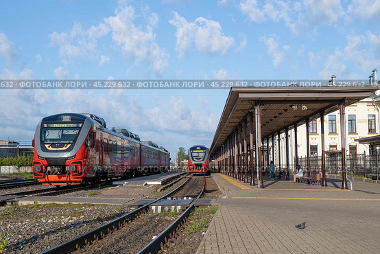 Солнечное августовское утро на станции Рыбинск (2024 год). Редакционное фото, фотограф Виктор Карасев / Фотобанк Лори
