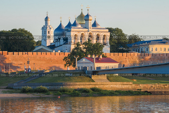 Солнечное июльское утро у новгородского Детинца. Великий Новгород, Россия (2020 год). Стоковое фото, фотограф Виктор Карасев / Фотобанк Лори