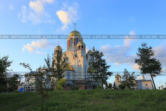Солнце осветило золотые купола Храма-на-Крови. Екатеринбург (2014 год). Стоковое фото, фотограф Анатолий Матвейчук / Фотобанк Лори