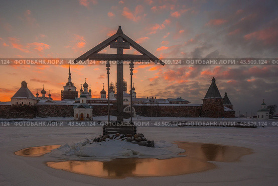 Соловецкие острова. Поклонный крест на фоне заката и соловецкого кремля (2014 год). Стоковое фото, фотограф Николай Гернет / Фотобанк Лори