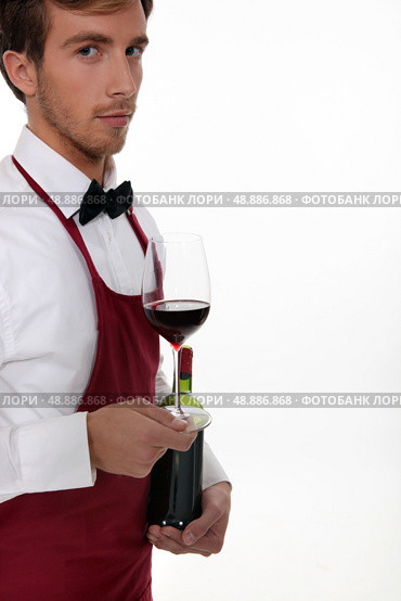 Sommelier serving a bottle of wine. Стоковое фото, агентство Ingram Publishing / Фотобанк Лори