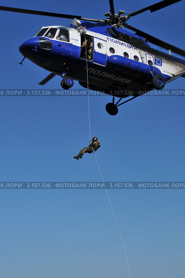 Сотрудник ОМОН десантируется с вертолёта (2011 год). Редакционное фото, фотограф Free Wind / Фотобанк Лори