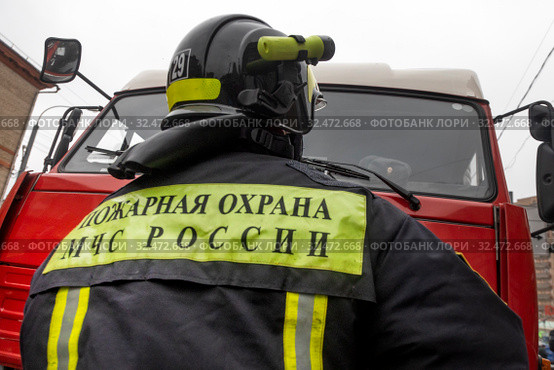 Сотрудник пожарного расчета обеспечивает пожарную безопасность в городе Москве, Россия (2019 год). Редакционное фото, фотограф Николай Винокуров / Фотобанк Лори