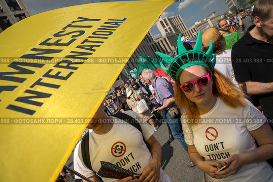 Сотрудники Amnesty International принимают участие в митинге за свободу интернета и в защиту мессенджера Telegram на проспекте Академика Сахарова в городе Москве, Россия, 5 мая 2018. Редакционное фото, фотограф Николай Винокуров / Фотобанк Лори