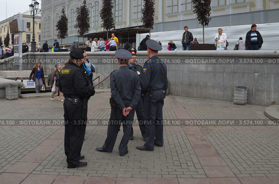 Сотрудники полиции и охраны РЖД у входа в метро "Комсомольская" (2012 год). Редакционное фото, фотограф Елена Коромыслова / Фотобанк Лори