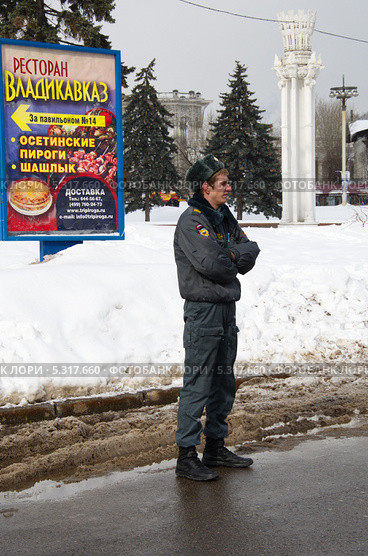 Сотрудники полиции на ВВЦ (ВДНХ) следит за порядком (2013 год). Редакционное фото, фотограф Елена Коромыслова / Фотобанк Лори