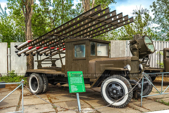 Советская боевая машина реактивной артиллерии БМ-13 «Катюша» периода Великой Отечественной войны в парке Победы на Соколовой горе в Саратове. Rocket-artillery combat vehicle BM-13 (2023 год). Редакционное фото, фотограф Владимир Сергеев / Фотобанк Лори