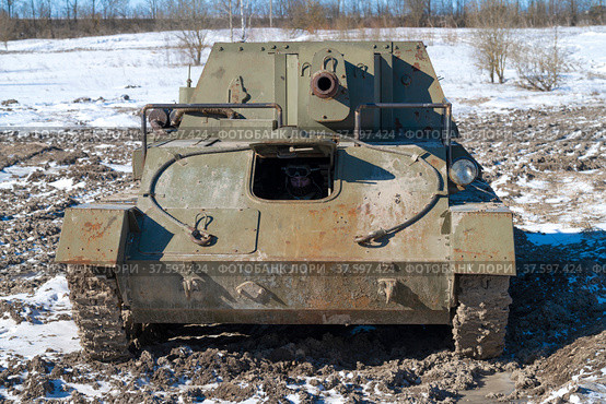 Советская самоходная артиллерийская установка СУ-76 на танковом полигоне. Вид спереди. Военно-патриотический парк "Стальной десант". Красное Село (2022 год). Редакционное фото, фотограф Виктор Карасев / Фотобанк Лори