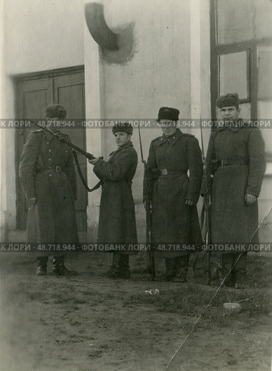 Советские солдаты в зимней форме и с оружием в руках, СССР. Стоковое фото, фотограф Retro / Фотобанк Лори