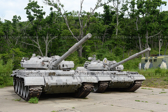 Советские танки Т-62М в военно-патриотическом парке культуры и отдыха Вооруженных Сил "Патриот" на острове Русский. Город Владивосток (2022 год). Редакционное фото, фотограф Free Wind / Фотобанк Лори