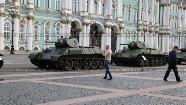 Советские танки времен Великой Отечественной войны, выставленные на Дворцовой площади Санкт-Петербурга (2016 год). Редакционное видео, видеограф Сергей Дубров / Фотобанк Лори
