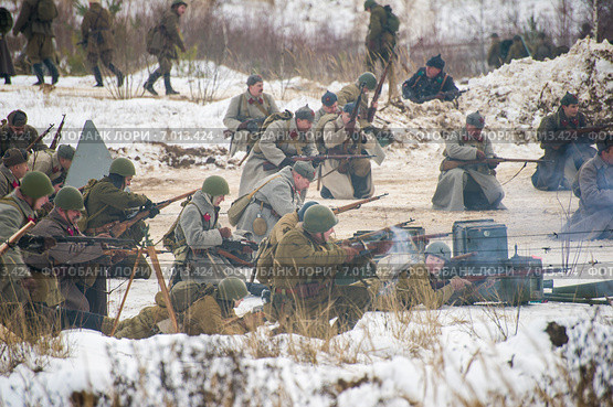 Советские воины. Реконструкция боя, произошедшего в декабре 1941 года у деревни Лызлово в Рузском районе Подмосковья. Фестиваль «Контрнаступление», посвященный битве за Москву (2014 год). Редакционное фото, фотограф Ольга Аксёнова / Фотобанк Лори