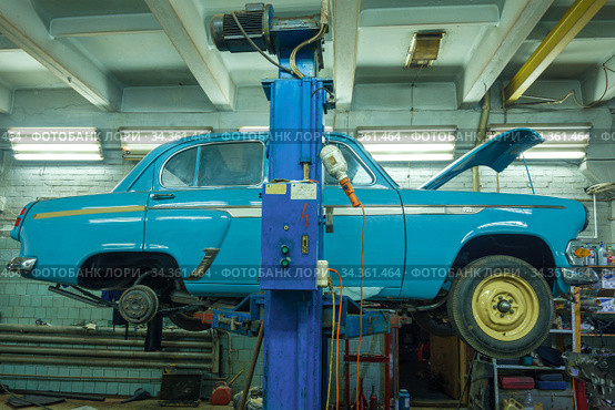 Советский автомобиль "Москвич-403" на подъемнике. Реставрация ретро транспорта (2020 год). Редакционное фото, фотограф Виктор Карасев / Фотобанк Лори