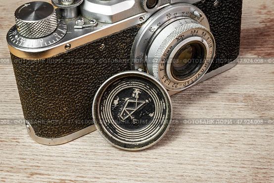Советский фотоаппарат ФЭД с объективом "Индустар-22" 1:3,5 f 50 мм и крышка объектива. Редакционное фото, фотограф Лариса Веселова / Фотобанк Лори