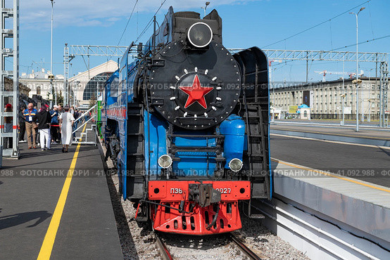 Советский магистральный пассажирский паровоз П36  У платформы Балтийского вокзала. Экспозиция ретро локомотивов на железнодорожном форуме "PRO//Движение.Экспо". Санкт-Петербург (2023 год). Редакционное фото, фотограф Виктор Карасев / Фотобанк Лори