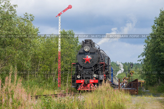 Советский паровоз ЛВ-0522 и с поездом  "Рускеальский экспресс" у платформы станции "Рускеала" (2020 год). Редакционное фото, фотограф Виктор Карасев / Фотобанк Лори