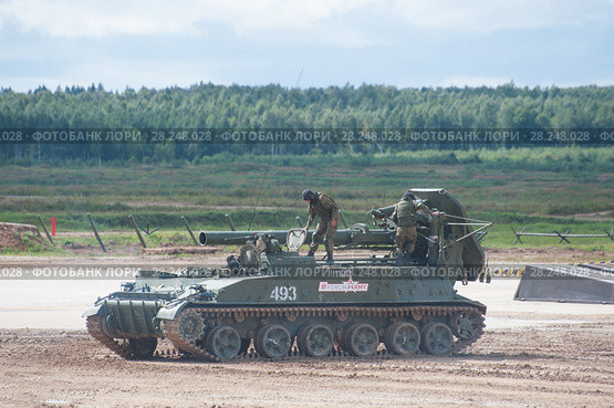 Советский самоходный  240-мм миномёт "Тюльпан" 2С4 (объект 240) готовится к стрельбе на Международном военно-техническом форуме "Армия-2017", вид сбоку. Московская область, полигон "Алабино" Редакционное фото, фотограф Малышев Андрей / Фотобанк Лори