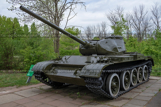 Советский средний танк Т-44 в открытой экспозиции Музея боевой и трудовой славы  майским днем. Саратов (2024 год). Редакционное фото, фотограф Виктор Карасев / Фотобанк Лори
