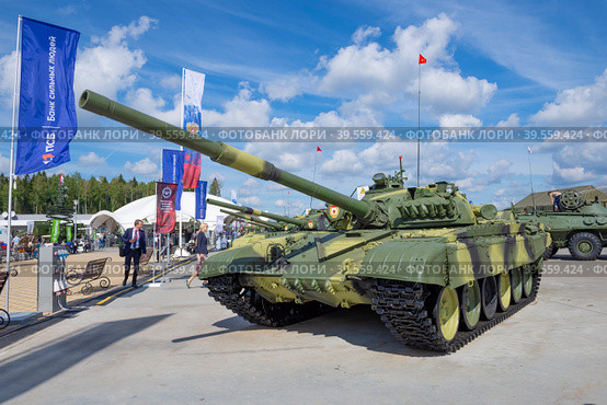 Советский танк Т-72М (экспортный вариант основного танка Т-72А) на  международном военно-техническом  форуме "Армия-2020". Парк Патриот. Редакционное фото, фотограф Виктор Карасев / Фотобанк Лори