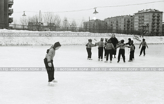 SOVIET UNION, MOSCOW, 1960 - Soviet children have a figure skating training at the ice rink. Редакционное фото, фотограф Жукова Юлия / Фотобанк Лори