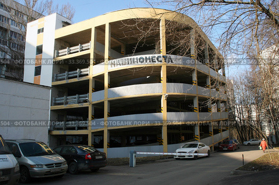 Современная многоярусная автомобильная парковка. Москва, улица академика Янгеля, вл.14, корп. 9 (2020 год). Редакционное фото, фотограф Щеголева Ольга / Фотобанк Лори