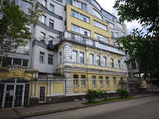 Современное многоэтажное жилое здание с деревом в Нижнем Новгороде. Редакционное фото, фотограф Мария Сергеева / Фотобанк Лори