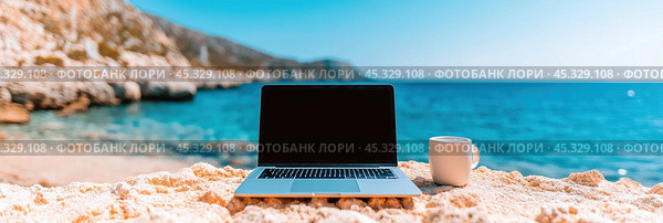Современное рабочее пространство на пляже: рай. Стоковое AI-изображение, AI-художник ФотоИнтеллект / Фотобанк Лори