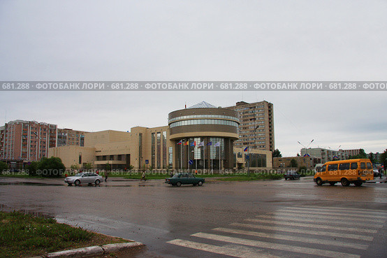 Современное здание в г. Удомля, Тверская область (2008 год). Редакционное фото, фотограф Olya&Tyoma / Фотобанк Лори
