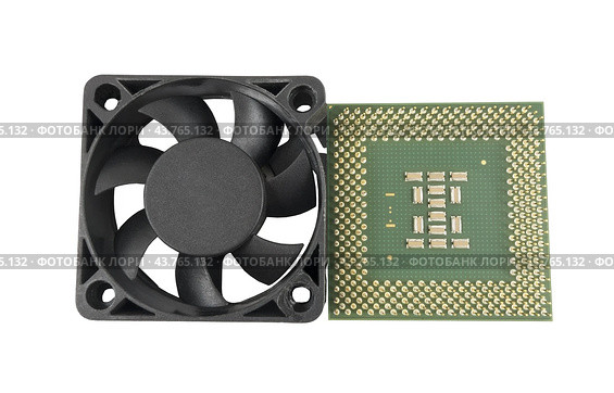 Современный микропроцессор и вентилятор на белом фоне. Modern CPU and fan on white background. Стоковое фото, фотограф Татьяна Д / Фотобанк Лори