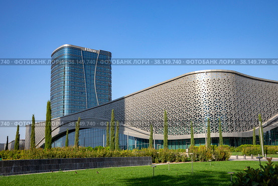 Современный отель Hilton крупным планом. Ташкент, Узбекистан (2022 год). Редакционное фото, фотограф Анна Карасева / Фотобанк Лори
