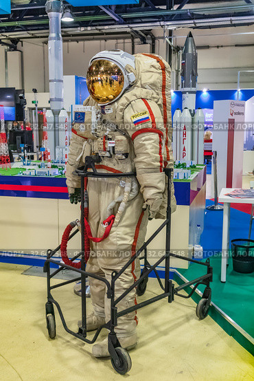 Современный российский космический скафандр «Орлан-МКС» № 1 для работы в открытом космосе. Фестиваль «Дни Дальнего Востока в Москве». Выставочный комплекс «Экспоцентр», Москва, Россия (2019 год). Редакционное фото, фотограф Владимир Сергеев / Фотобанк Лори