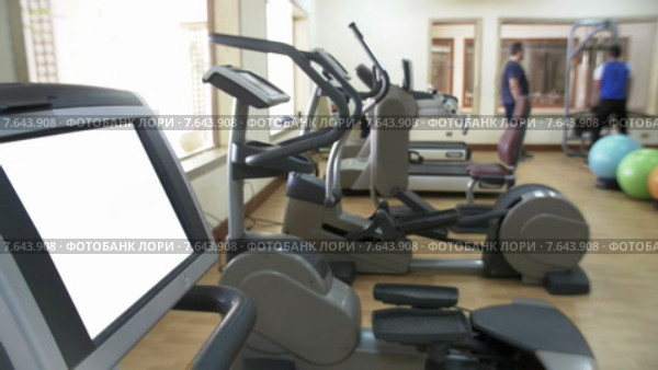 Современный тренажерный зал с оборудованием. Стоковое видео, видеограф Данил Руденко / Фотобанк Лори