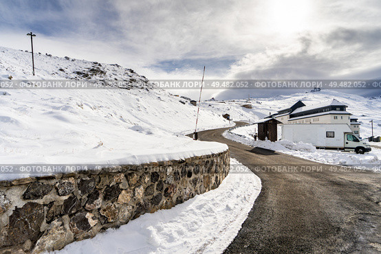 Spain, Andalusia, Granada. Road in ski resort of Sierra Nevada in winter, full of snow. Travel and sports concepts.. Road in ski resort of Sierra Nevada in winter, full of snow. Стоковое фото, агентство Ingram Publishing / Фотобанк Лори