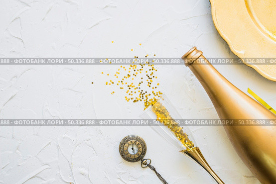 spangles scattered from glass with bottle. Стоковое фото, агентство Ingram Publishing / Фотобанк Лори