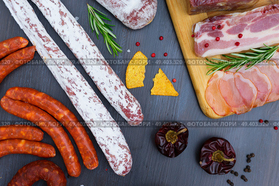 spanish tapas with pancetta, salami, chorizo, jamon, picnic table top view. Picnic table with spanish sausage tapas. Стоковое фото, агентство Ingram Publishing / Фотобанк Лори