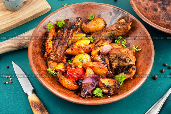 Spare ribs or grilled ribs with stewed vegetables in rustic bowl. Barbecue ribs.. Grilled meat ribs with fried potato. Стоковое фото, агентство Ingram Publishing / Фотобанк Лори