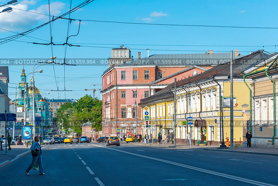 Спартаковская улица. Богоявленский кафедральный собор в Елохове. Москва (2019 год). Редакционное фото, фотограф Александр Щепин / Фотобанк Лори
