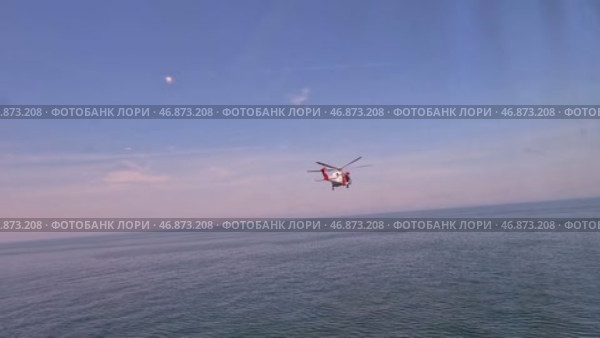 Спасательный вертолет пытается сесть на палубу парома в Балтийском море. Вид через окно. Май. A rescue helicopter tries to land on the deck of a ferry in the Baltic Sea. View through the window. May. Стоковое видео, видеограф Горшков Александр / Фотобанк Лори