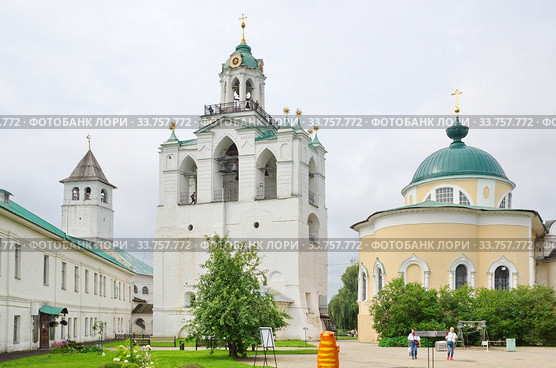 Спасо-Преображенский монастырь (Спасо-Ярославский монастырь). Звонница с церковью Печерской иконы Божией Матери и церковь Ярославских Чудотворцев (Входа Господня в Иерусалим). Ярославль, Россия (2019 год). Редакционное фото, фотограф Елена Коромыслова / Фотобанк Лори